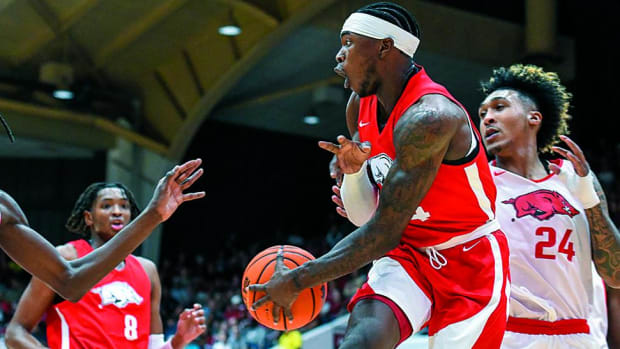 Davonte Davis making a pass in Red-White game at Barnhill Arena